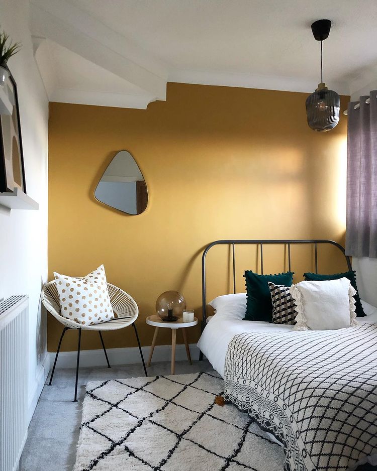 Желтая акцентная стена в спальне Inida Yellow 66