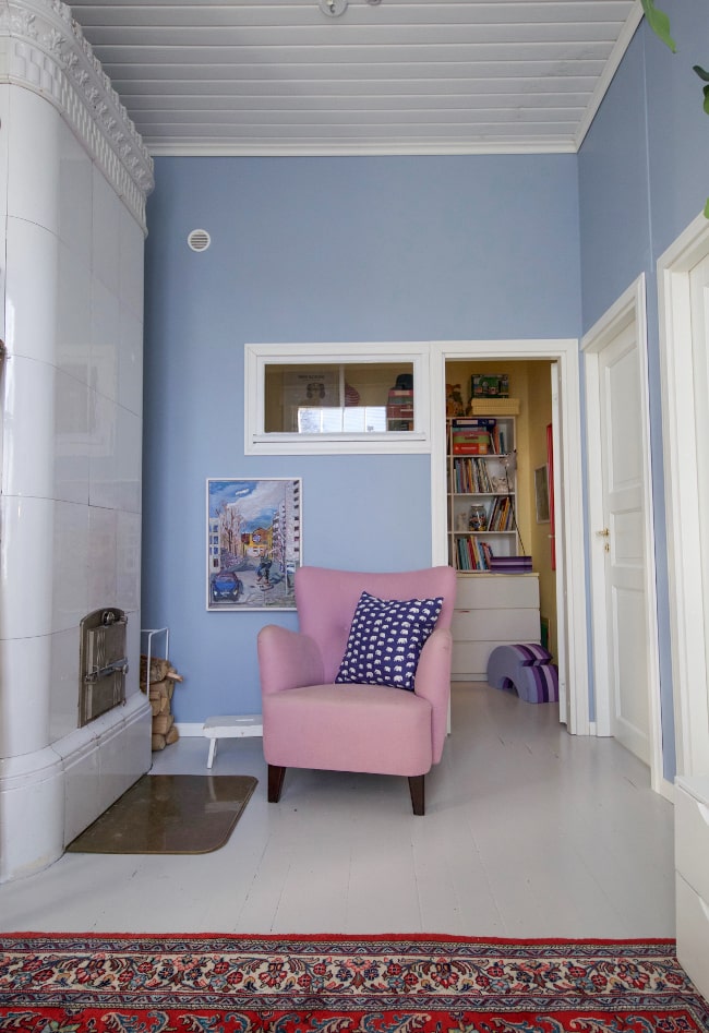 Гостиная с голубыми стенами J490 Дождь Тиккурила и белыми дверьми