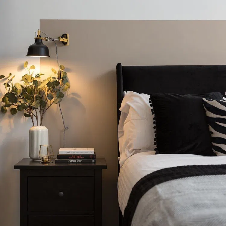 Спальная колор-блок с окраской бежевыми за кроватью и черным светильником
