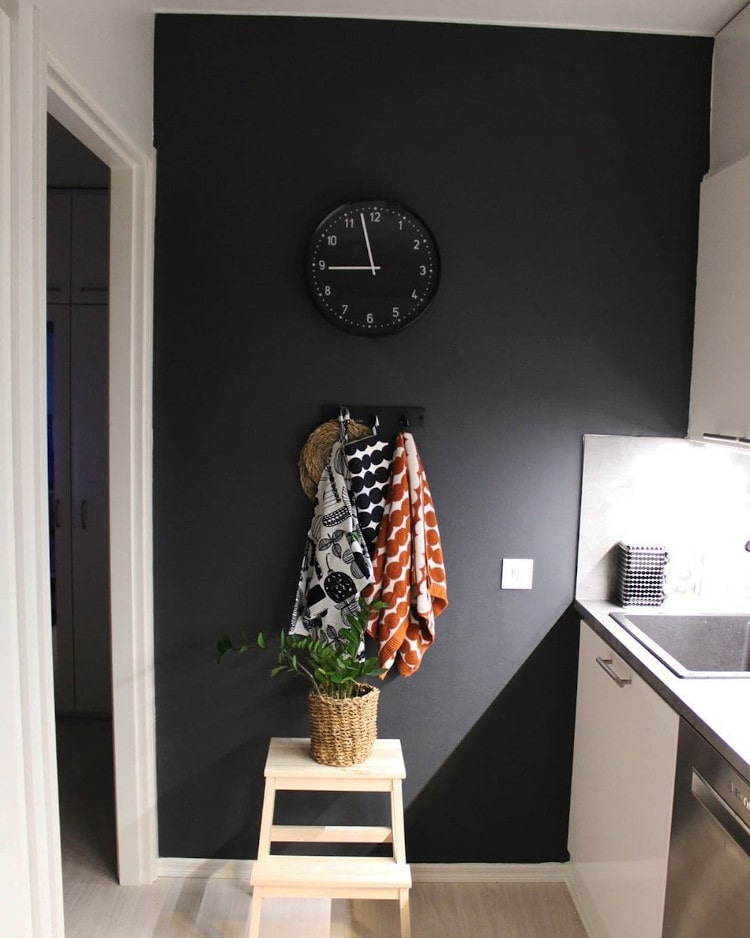 Черная стена на кухне Tikkurila Y500