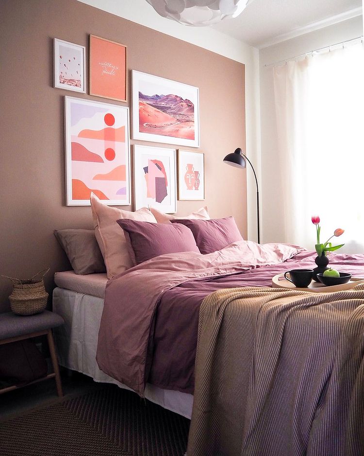 Спальная с розовой стеной Tikkurila K480