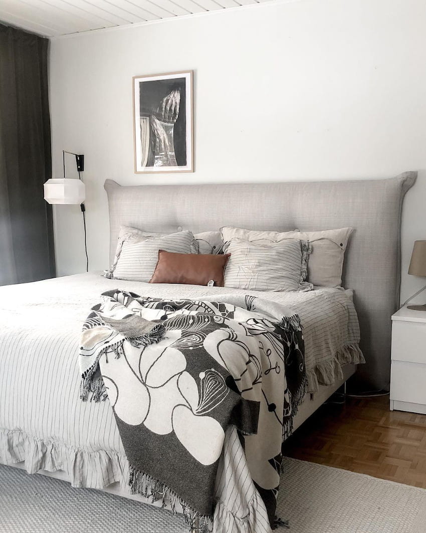 Спальная в скандинавском стиле с светлыми серыми стенами Tikkurila Каолин
