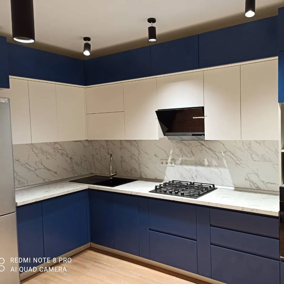 Минималистичная синяя кухня без ручек с синими фасадами RAL5000