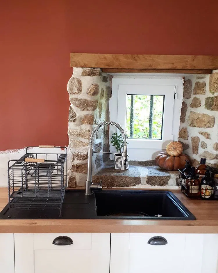 Кухня с маленьким окном, кирпичом и красными стенами Tuscan Red
