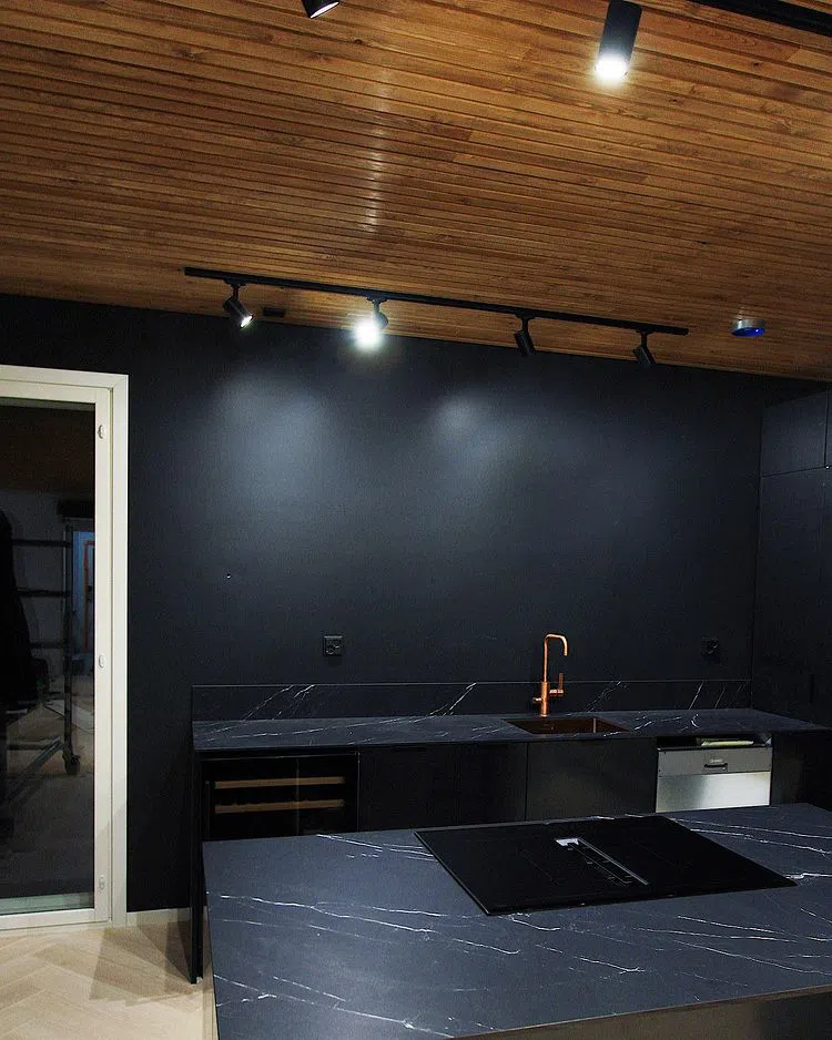 Черная кухня в минималистичном стиле и Tikkurila Лакрица