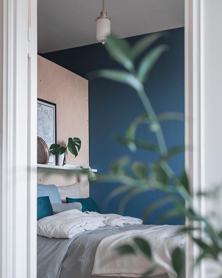 Спальная с синими стенами Tikkurila M436