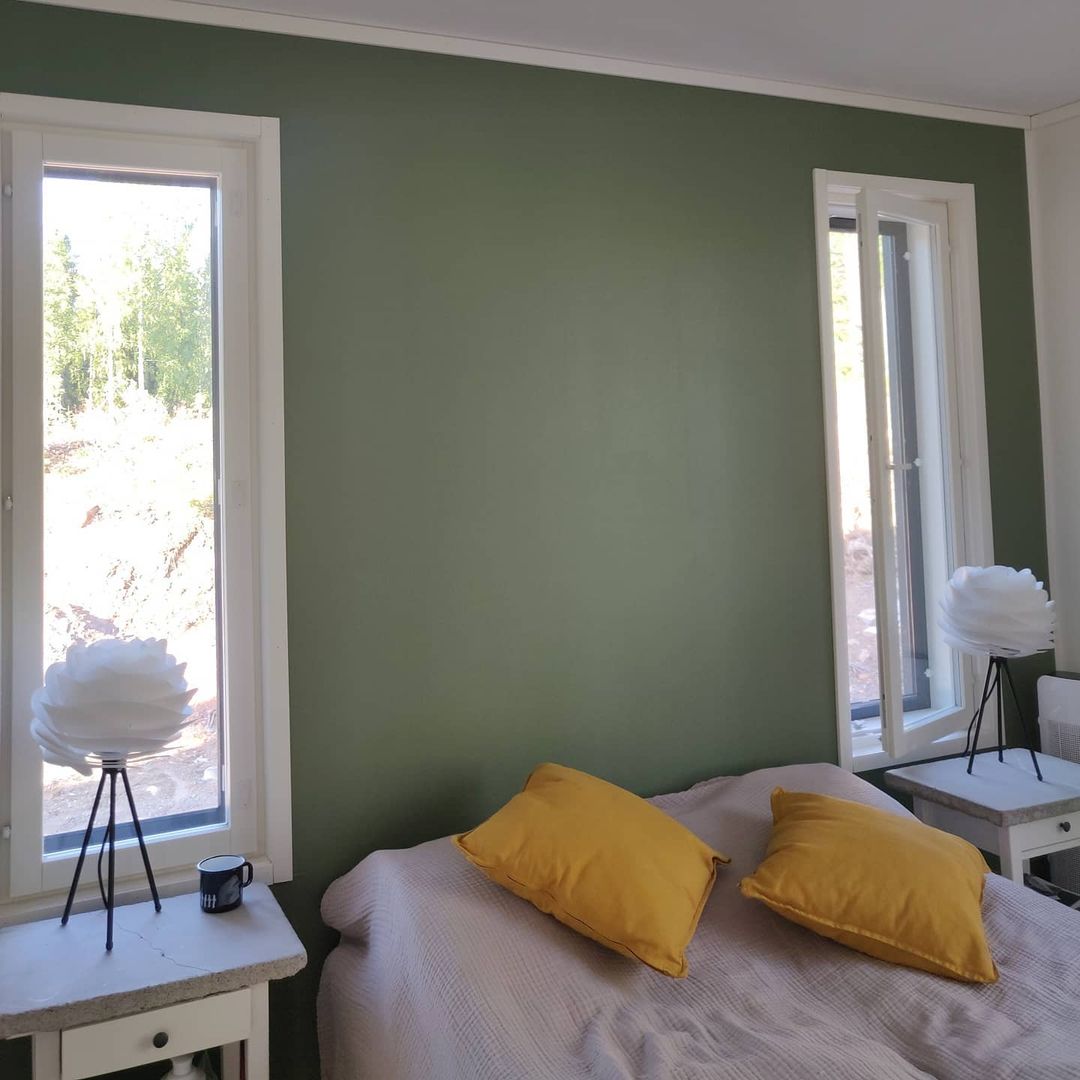 Фото спальни с зеленой стеной Tikkurila L447