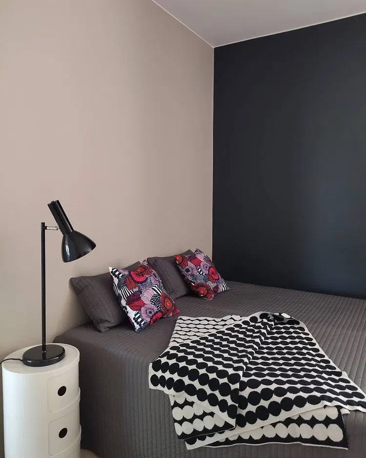 Акцентная черная стена в спальне Tikkurila X499 Лакрица
