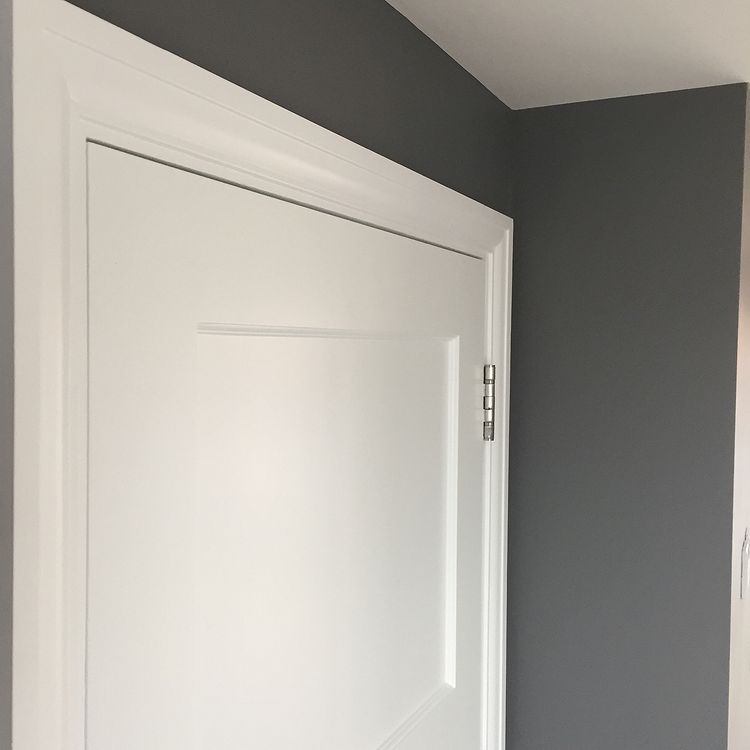 Белые двери с темными серыми стенами Lead Grey