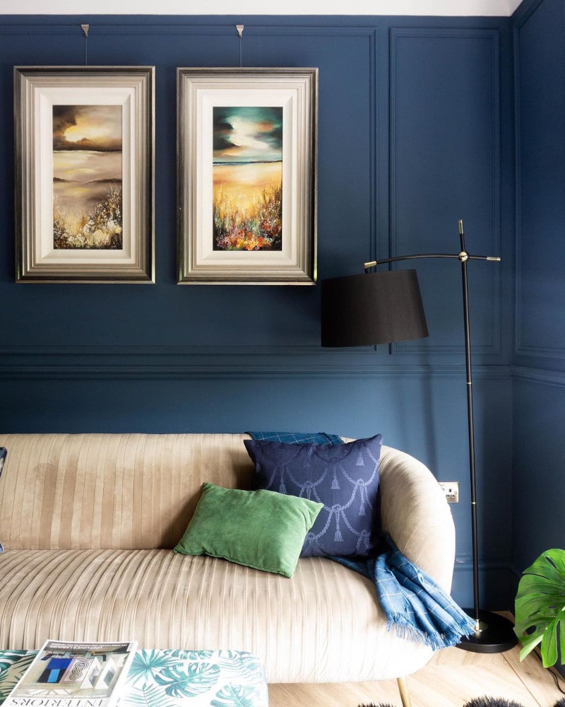 Интерьер в классическом стиле с темными синими стенами Hicks Blue