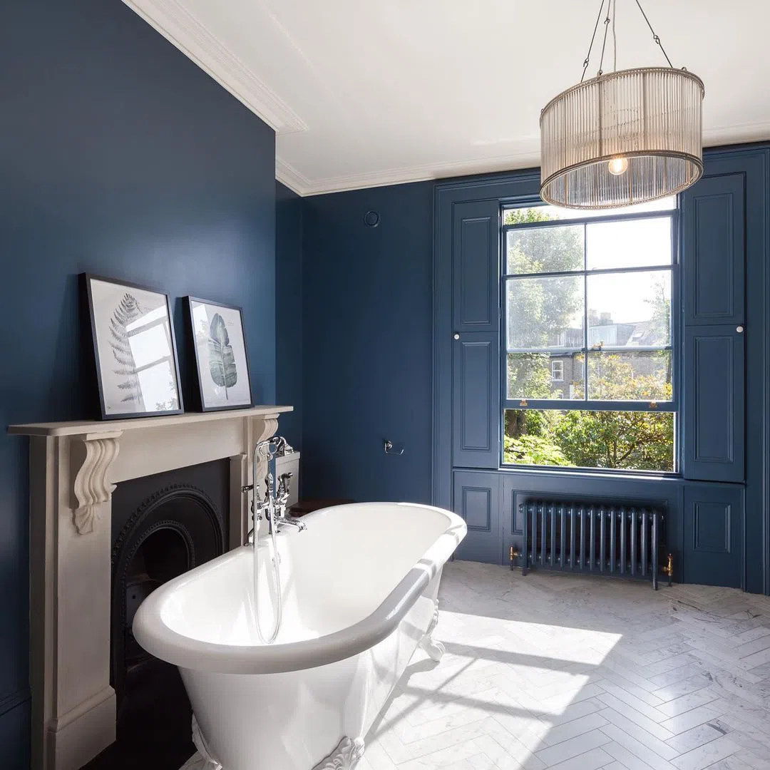 Ванная комната с синими стенами Hicks Blue