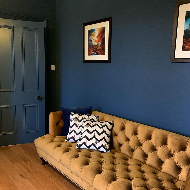 Интерьер с синими стенами и ярким диваном