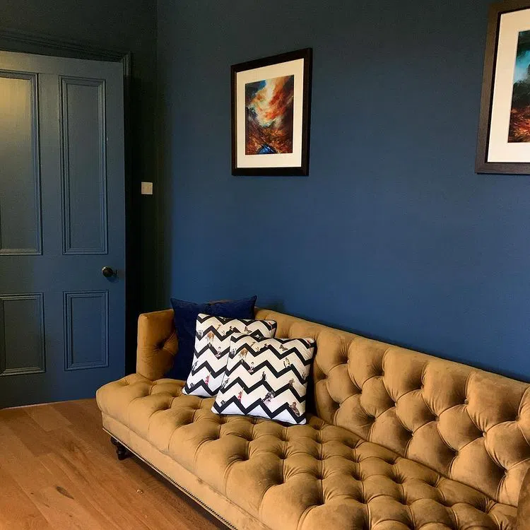 Интерьер с синими стенами и ярким диваном