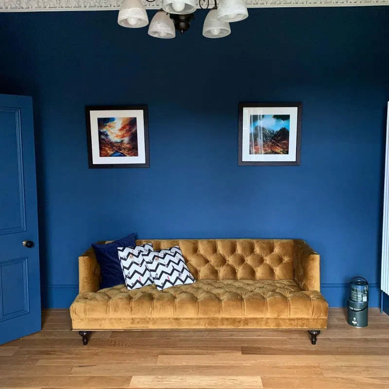 Горчичный диван с синими стенами Little Greene Hicks Blue