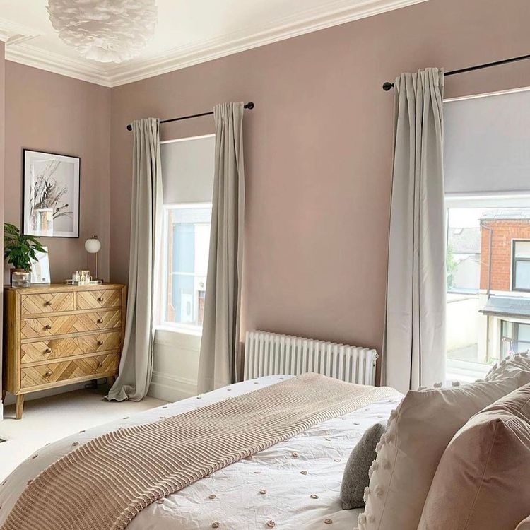 Интерьер спальной с пыльно-розовыми стенами