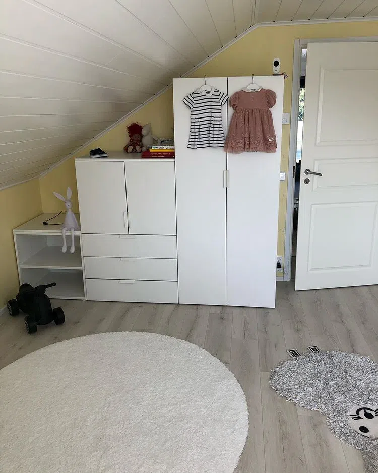 Детская комната с светлой мебелью и желтыми стенами h300