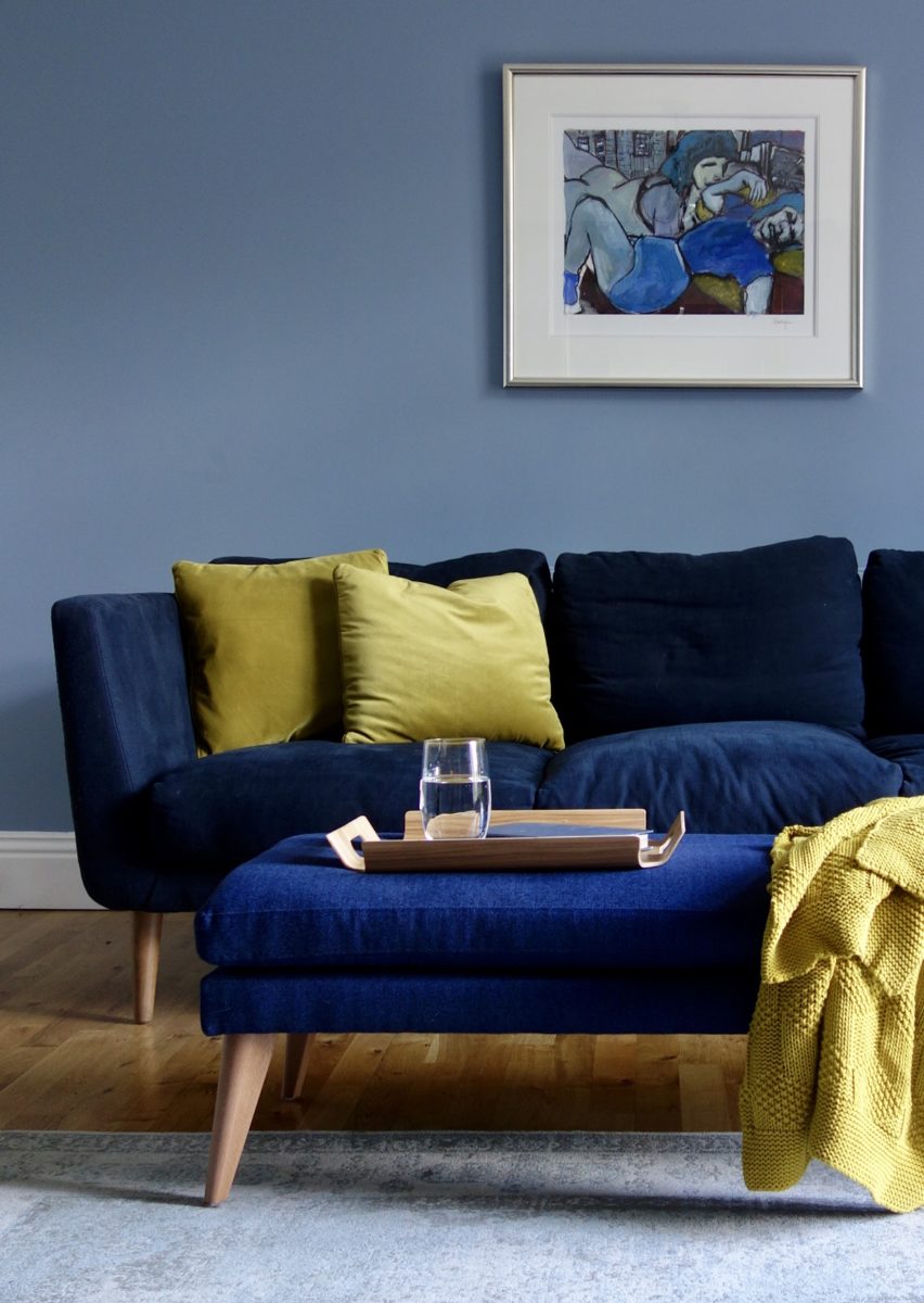 Синий диван в интерьере гостиной с краской Grey Stone