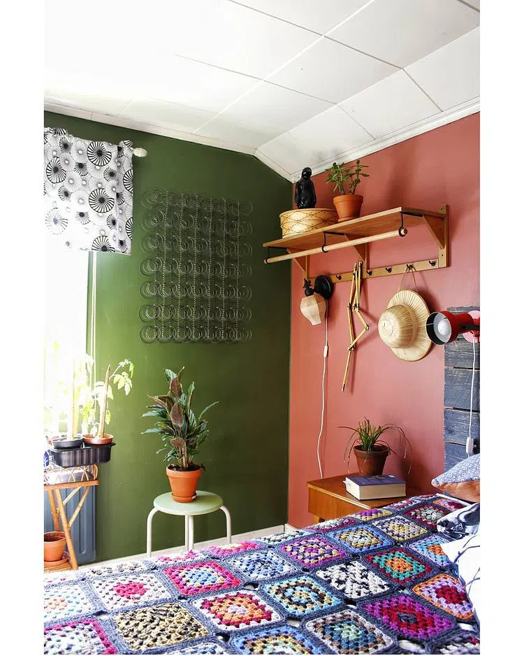 Спальная с розовой и зеленой стеной M448