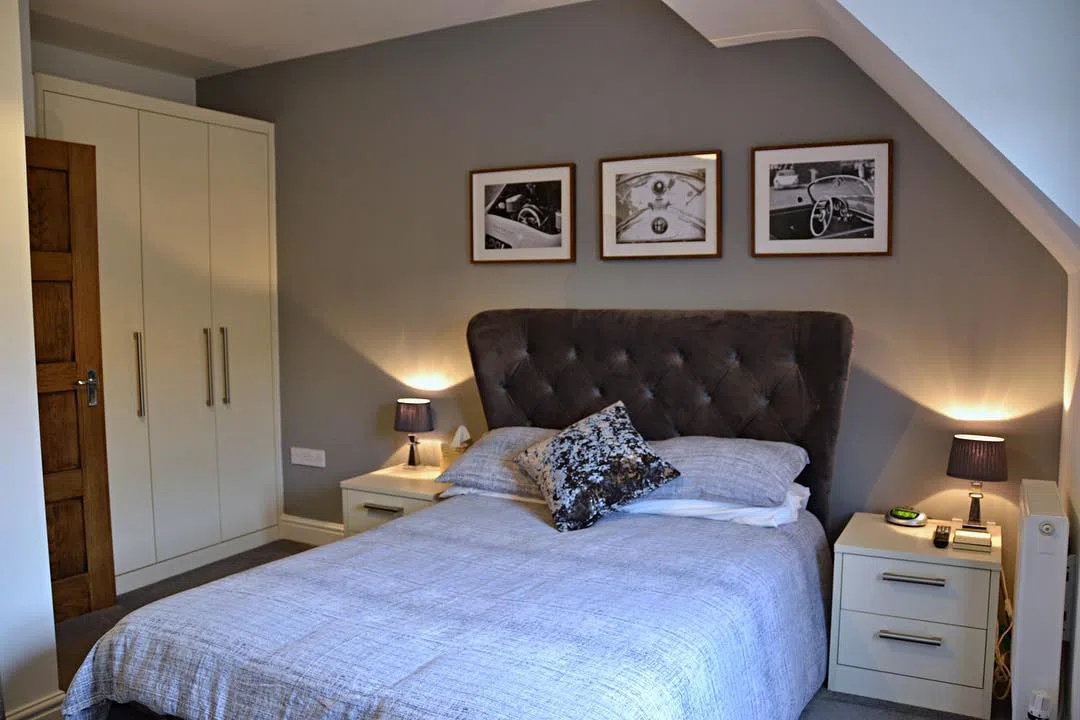 Фото интерьера спальни с серым цветом краски Dulux