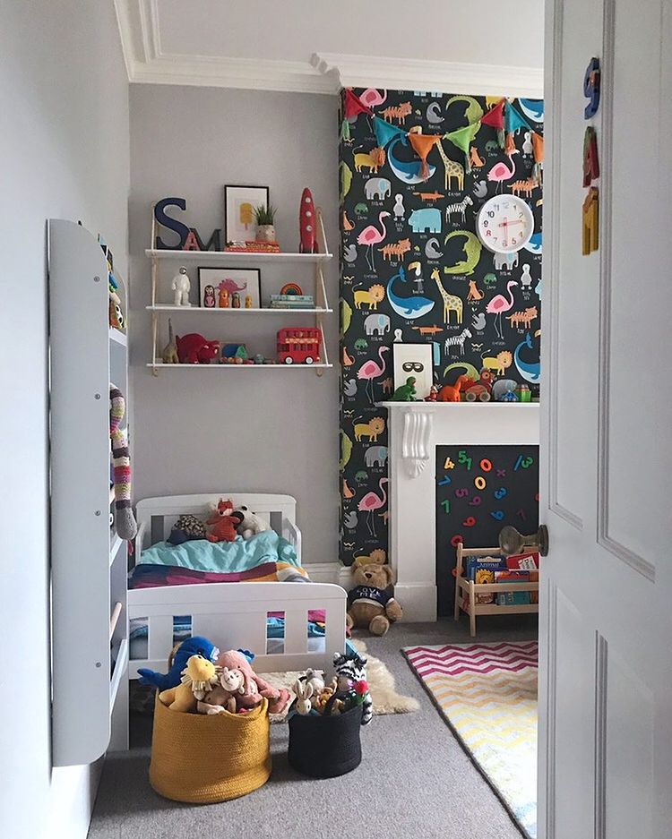 Детская комната с серыми стенами и магнитной стеной