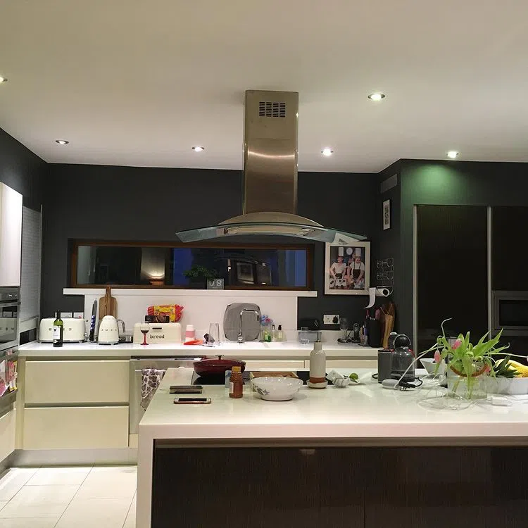 Фото интерьера кухни с черными стенами и островом