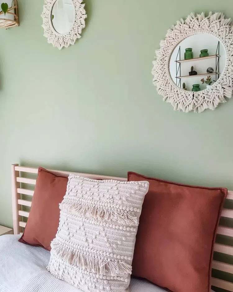 Фото интерьера спальни в стиле бохо с цветом Тиккурила Нил