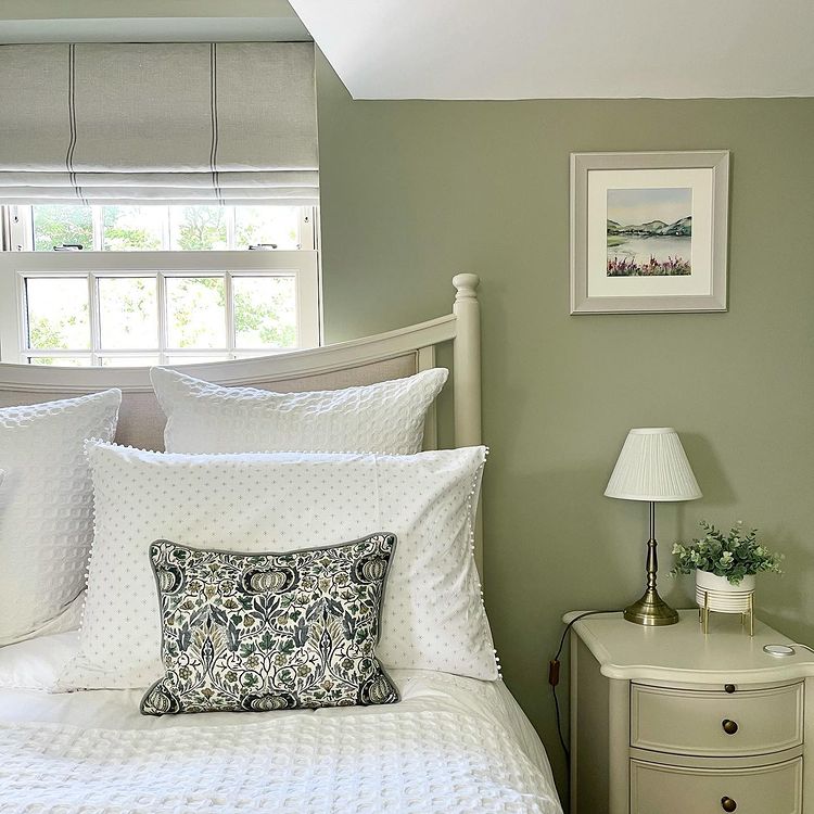 Красивый интерьер спальни с Little Greene Normandy Grey