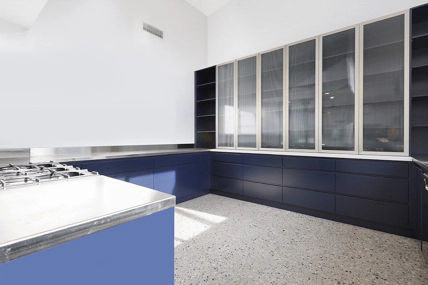 Dulux Oxford Blue темно-синие фасады кухни