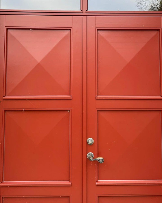 RAL 3009 красная входная дверь