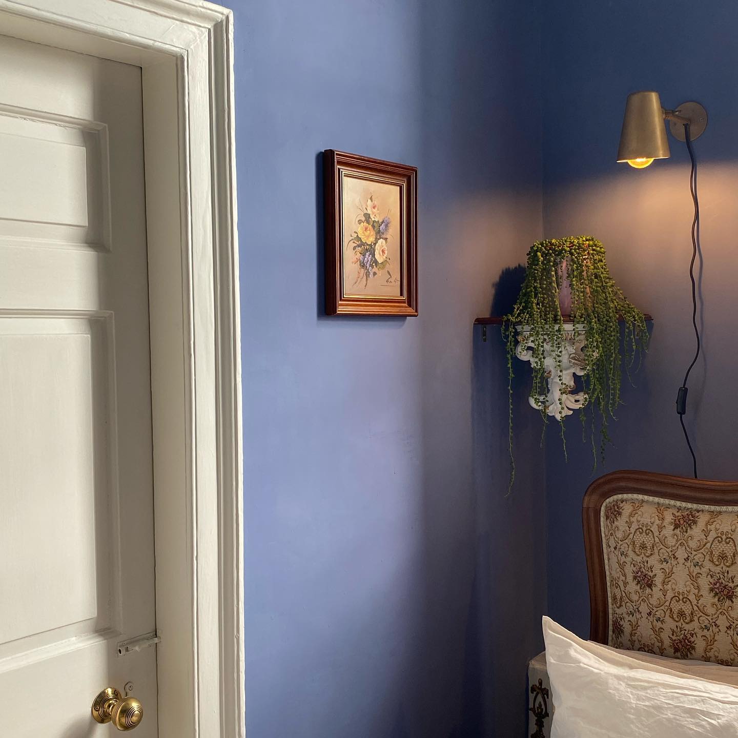Классический интерьер с синим цветом стен Pale Lupin 278