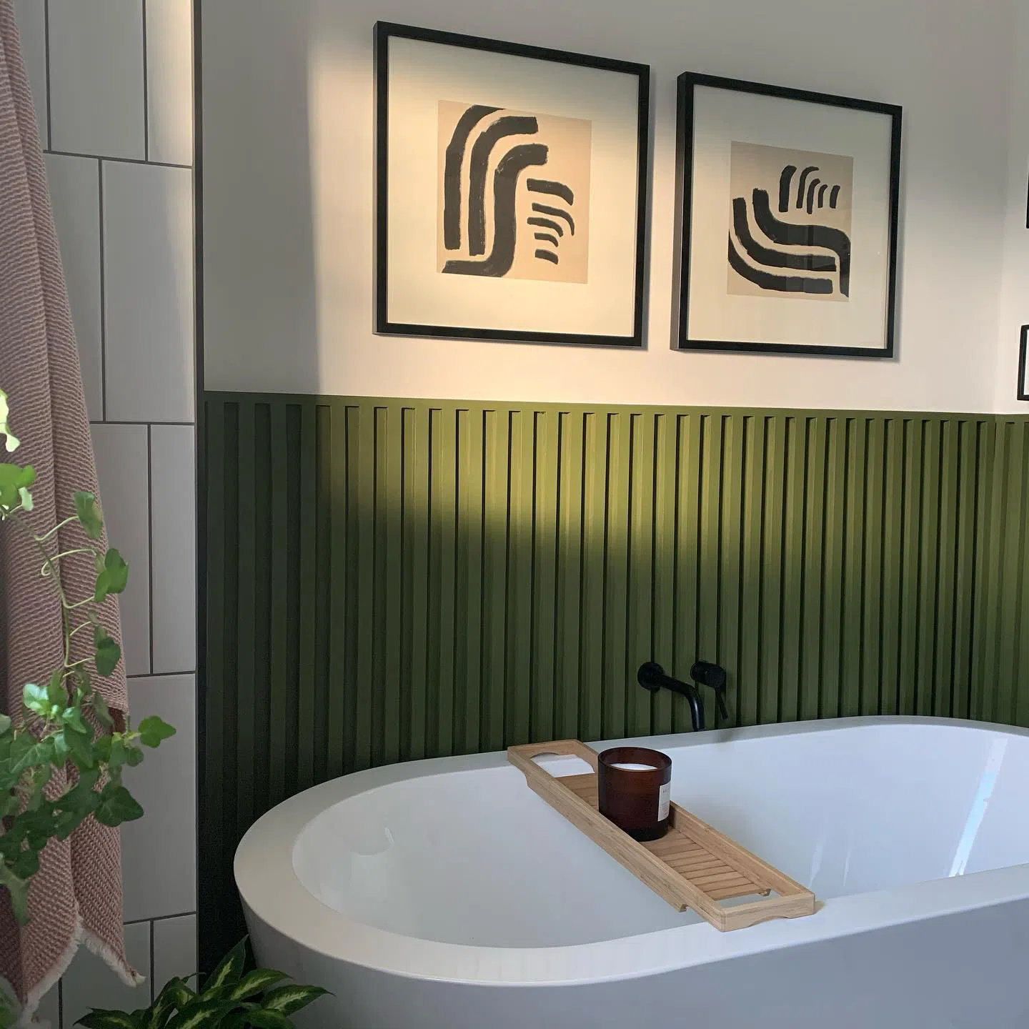 Зеленые реечные панели в ванной Farrow and Ball Bancha пример фото