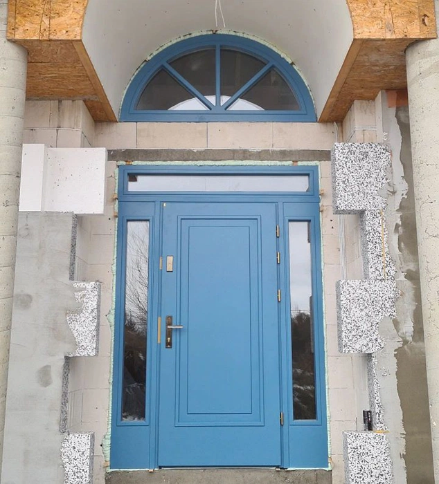 Пыльно-голубая входная дверь RAL 5024