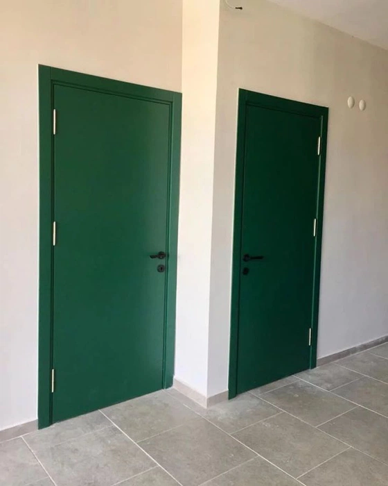 Зеленая дверь RAL 6028 