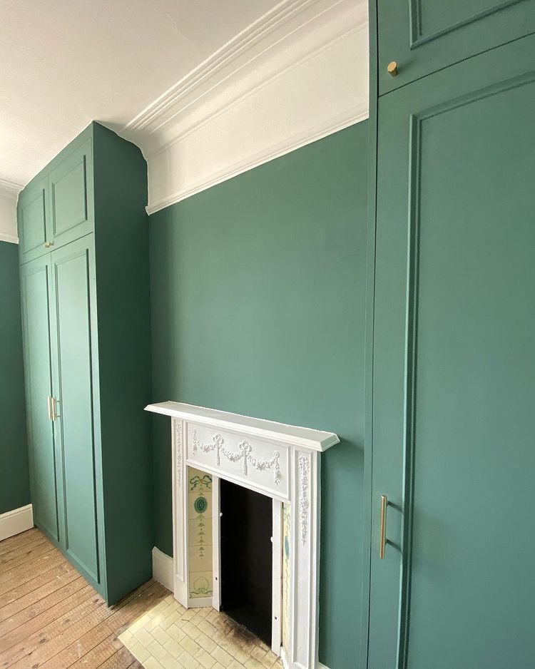Интерьер в викторианском стиле с зелеными стенами Little Greene Pleat