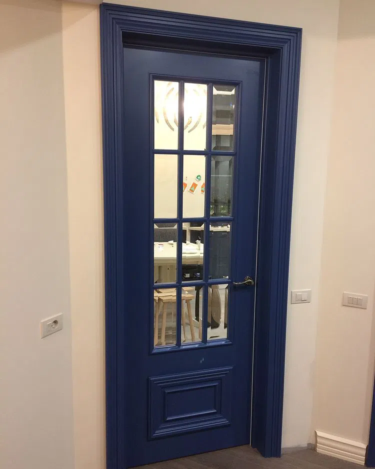 Синяя дверь с филенками и остеклением цвета RAL 5000