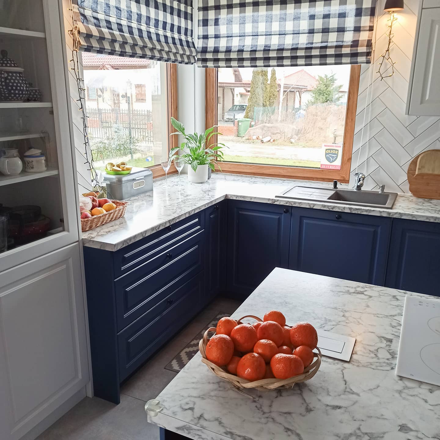 Кухня в скандинавском стиле с синими фасадами RAL5000