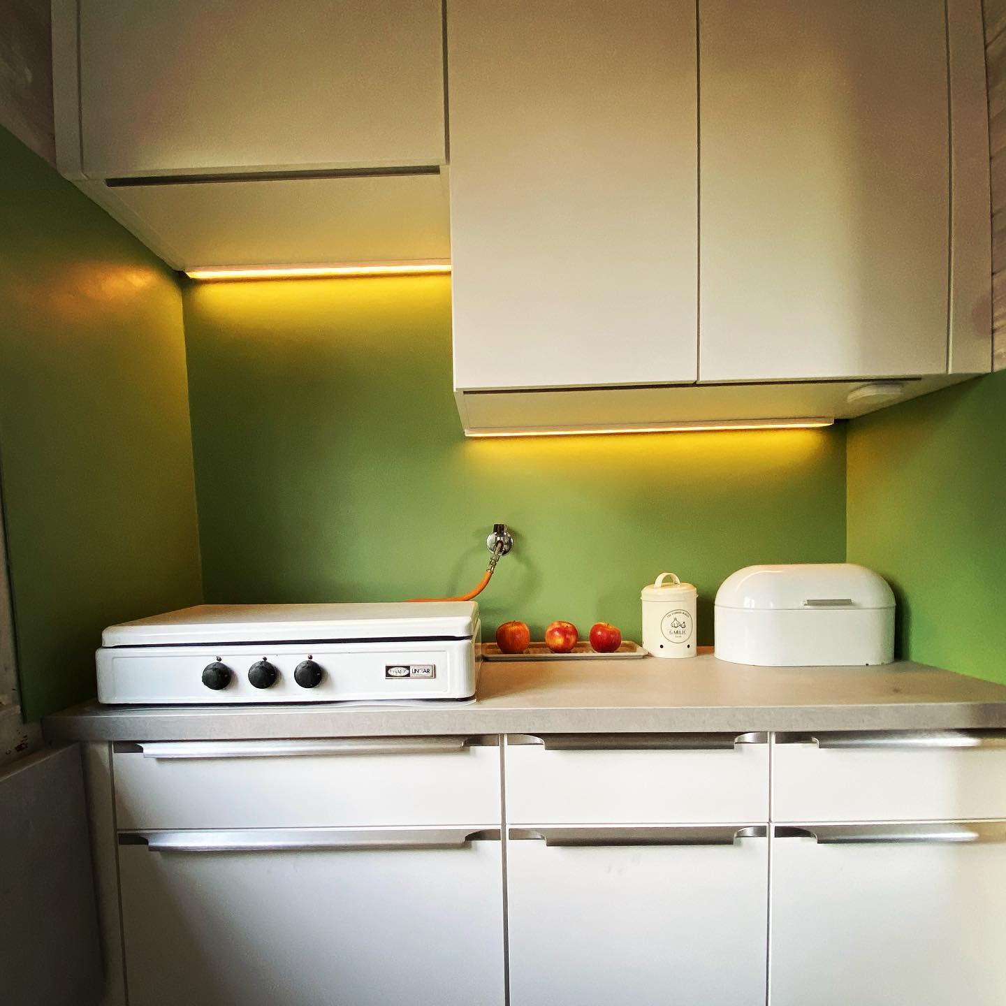 Кухня с крашеным зеленым фартуком RAL 6021