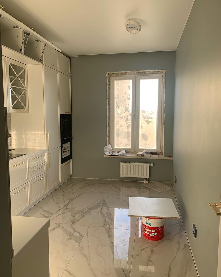 Белая кухня с серыми стенами RAL7038