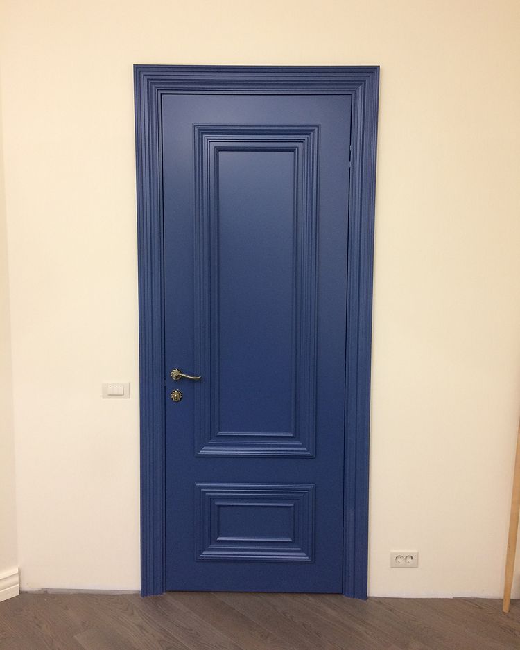 Синяя дверь цвета RAL5000 в классическом стиле