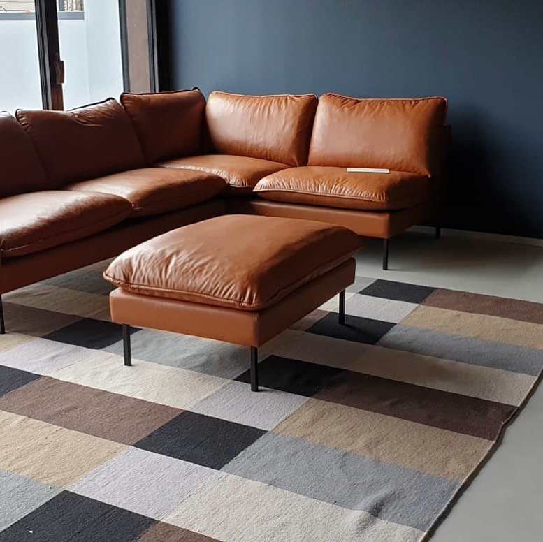 Коричневый кожаный диван с синими стенами Ral5008