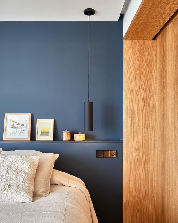 Спальная с темно-синим цветом стен RAL 5008