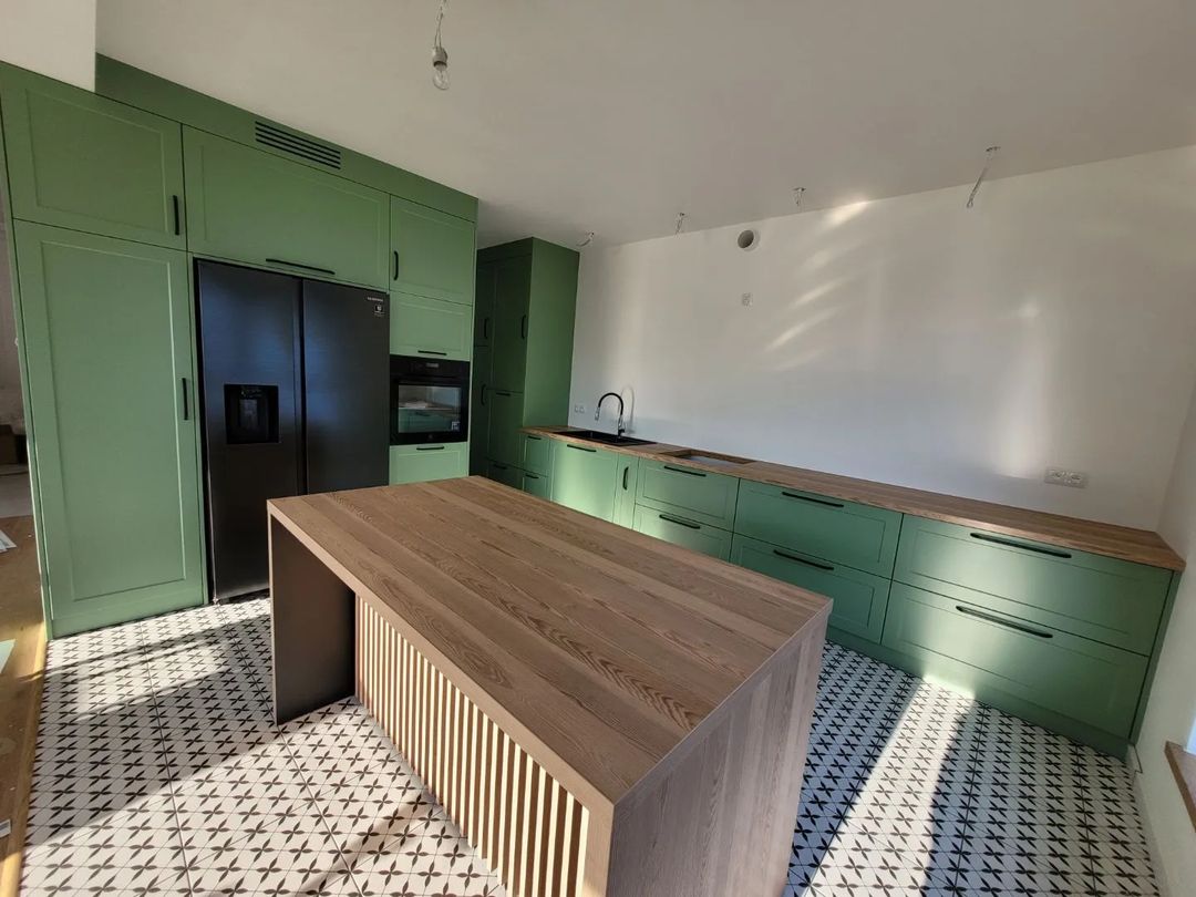 Стильная кухня с зелеными фасадами RAL 6021