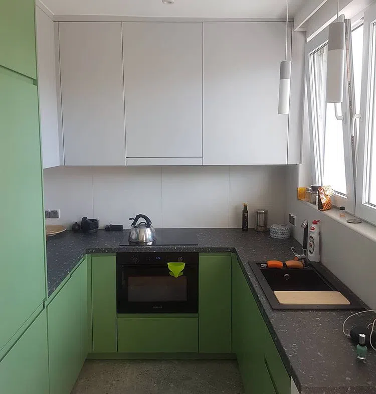 Кухня с зелеными фасадами RAL 6021 Pale Green