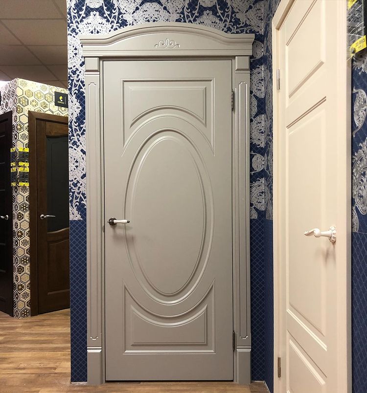 Классическая серая дверь с филенками цвета RAL 7038