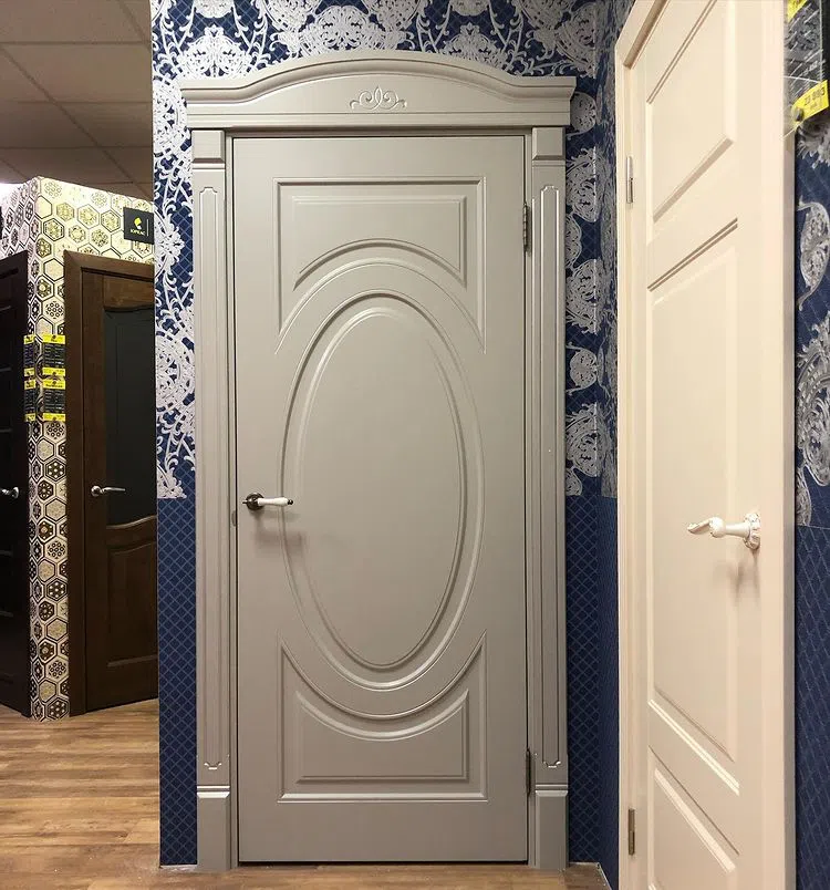 Классическая серая дверь с филенками цвета RAL 7038