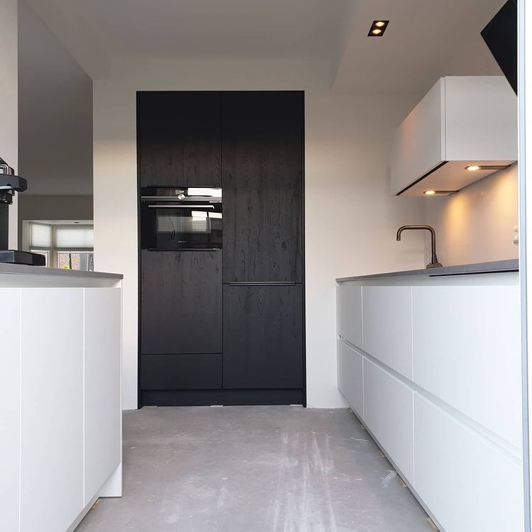 Белая кухня без ручек в стиле минимализм и стенами RAL9016