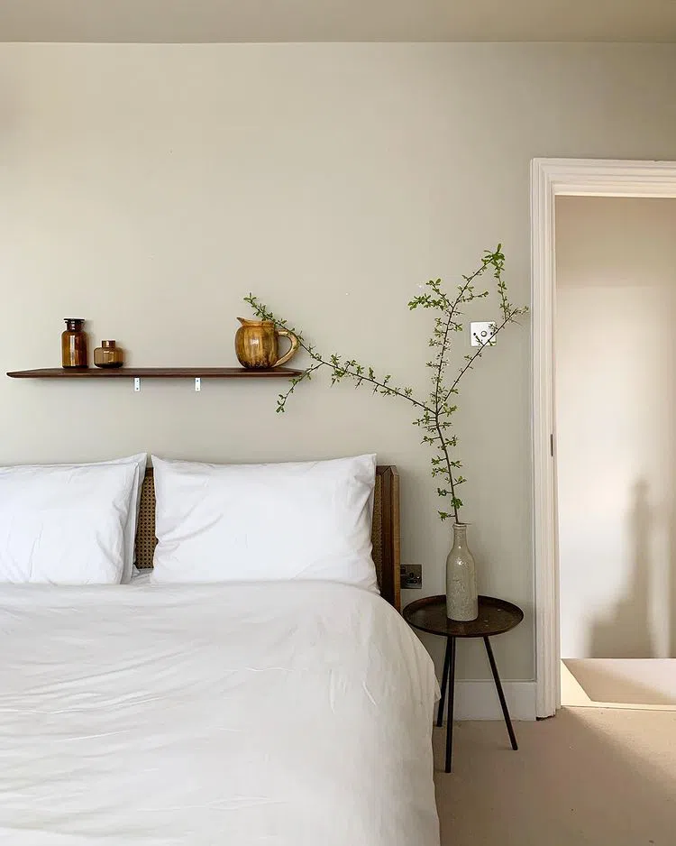 Спальная в минимализме с цветом greige Dulux Raw Cashmere