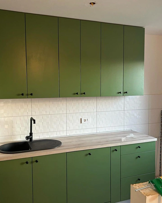 RAL 6011 зеленые фасады кухни
