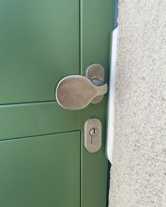 RAL 6011 зеленая входная дверь фото