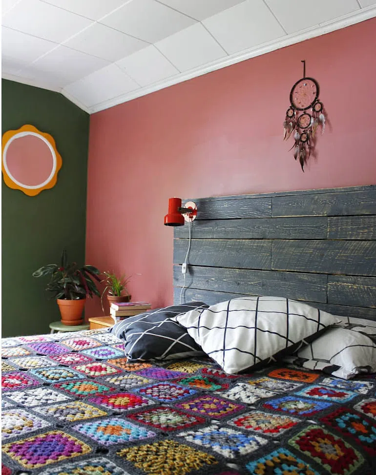 Зеленые и розовые стены в спальной Tikkurila V418